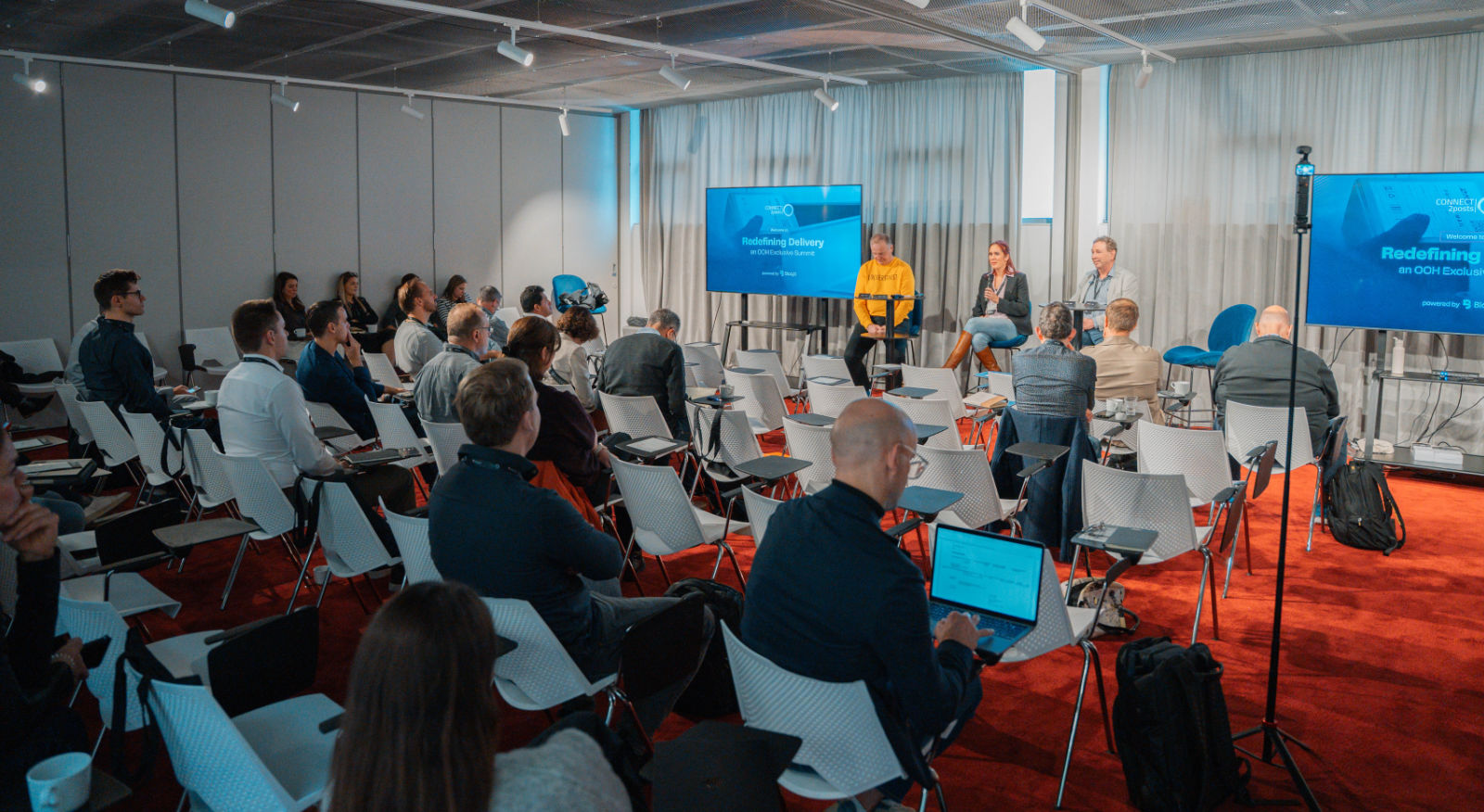 Kolleginnen und Kollegen während der Präsentation