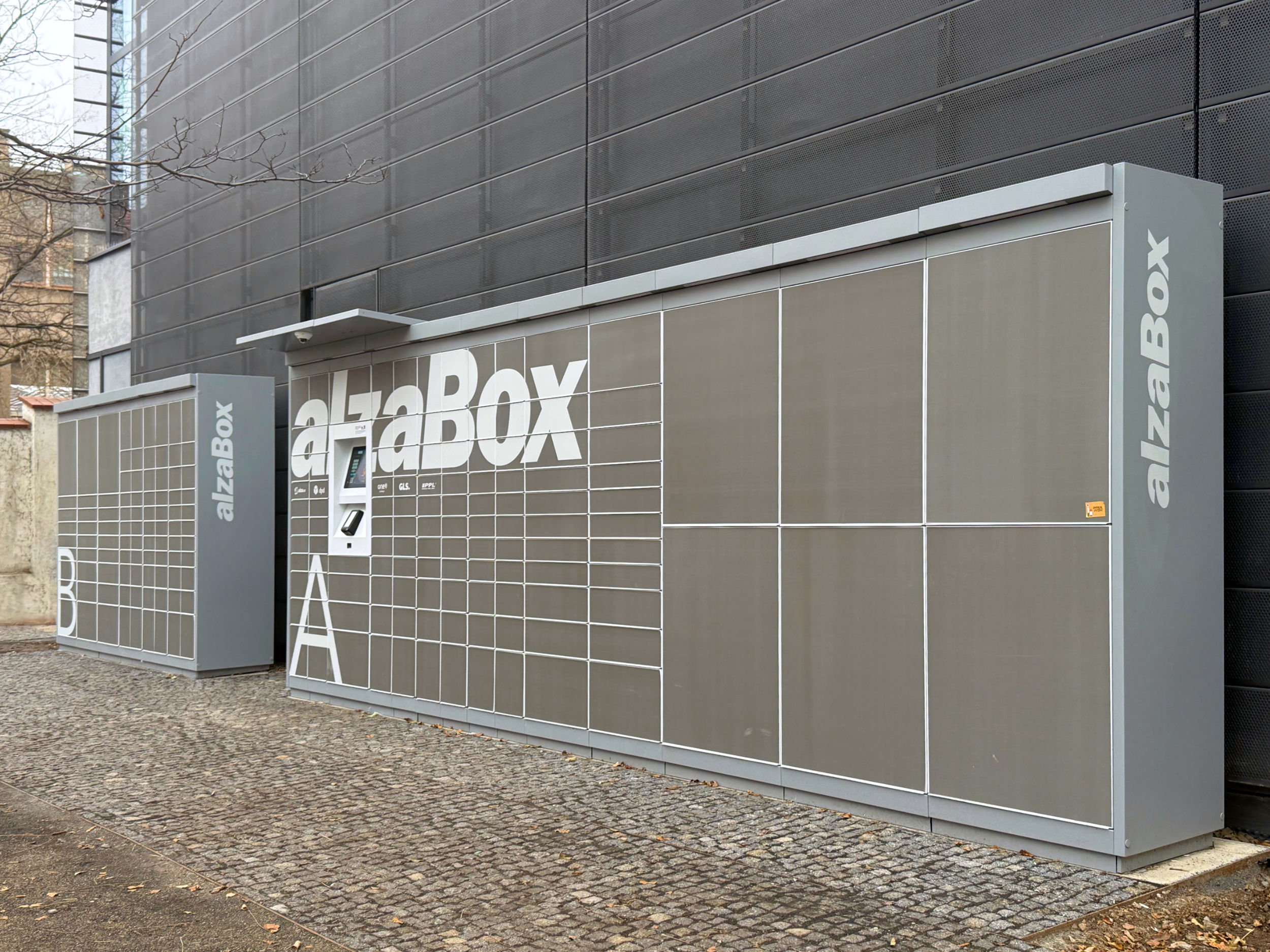 ALFA 3 ist Hersteller der AlzaBox-Paketautomaten, die zu einem der größten Selbstbedienungsnetzwerke für Paketzustellung in Mitteleuropa gehören. Dank ihrer modularen Bauweise und ihres zuverlässigen Betriebs ermöglichen sie eine schnelle und komfortable Paketzustellung. ALFA 3 ist Hersteller der AlzaBox-Paketautomaten, die zu einem der größten Selbstbedienungsnetzwerke für Paketzustellung in Mitteleuropa gehören. Dank ihrer modularen Bauweise und ihres zuverlässigen Betriebs ermöglichen sie eine schnelle und komfortable Paketzustellung.