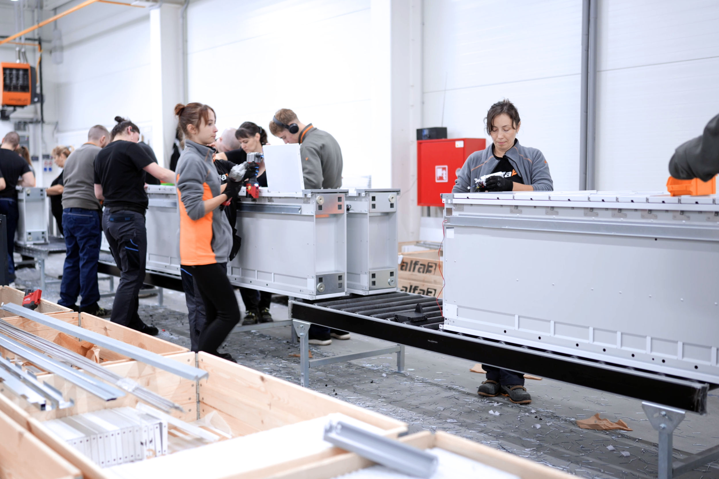 Die alfaBOX-Paketautomaten werden bei ALFA 3 gefertigt. Erfahrene Mitarbeiter sorgen für eine präzise Montage, sorgfältige Qualitätskontrolle und einen zuverlässigen Langzeitbetrieb jeder Anlage. Die alfaBOX-Paketautomaten werden bei ALFA 3 gefertigt. Erfahrene Mitarbeiter sorgen für eine präzise Montage, sorgfältige Qualitätskontrolle und einen zuverlässigen Langzeitbetrieb jeder Anlage.