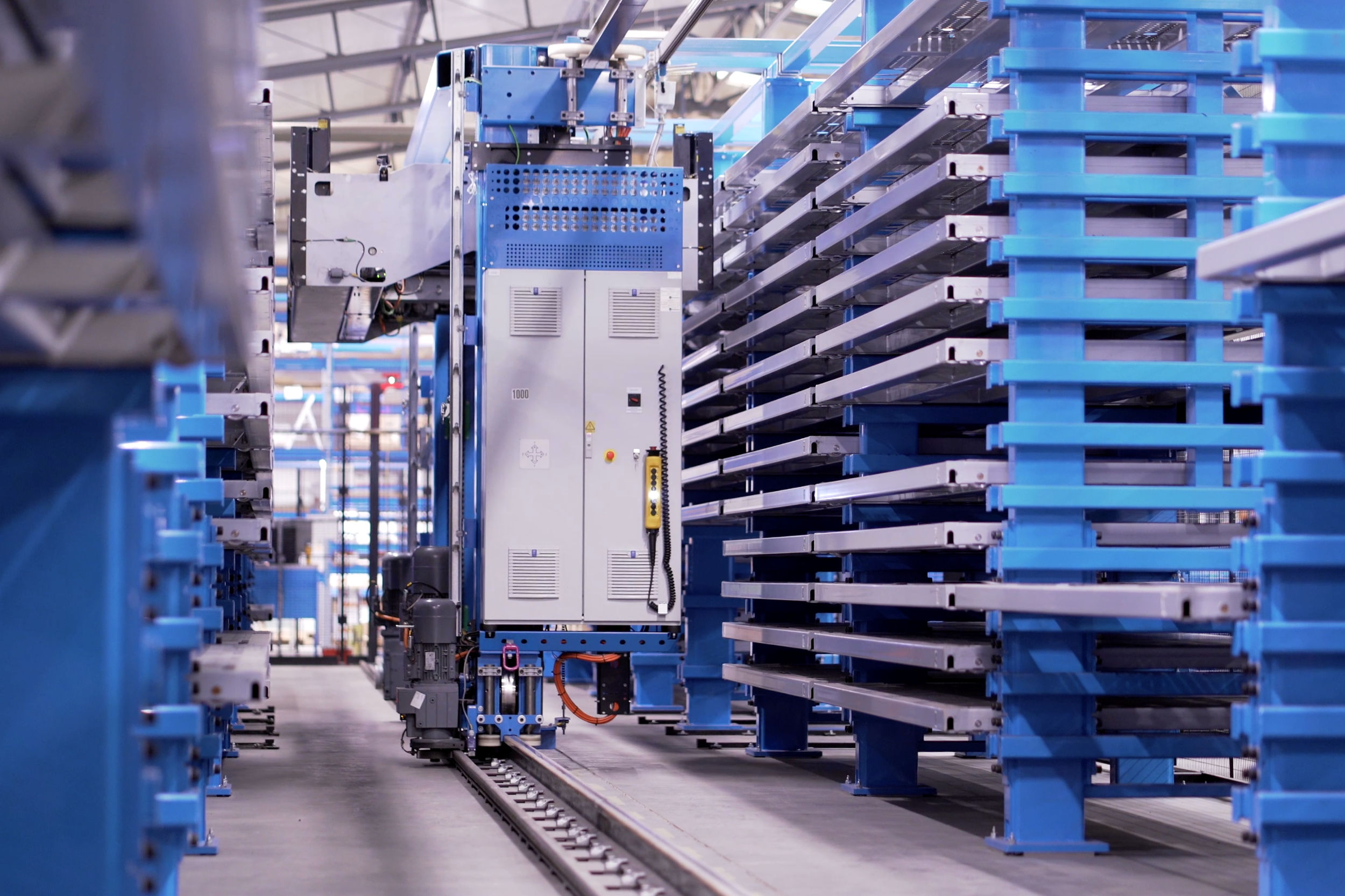Das automatisierte Lagersystem gewährleistet einen effizienten Materialfluss und die kontinuierliche Versorgung der Produktion. Der hohe Automatisierungsgrad ermöglicht eine schnelle, präzise und zuverlässige Fertigung der Produkte von ALFA 3. Das automatisierte Lagersystem gewährleistet einen effizienten Materialfluss und die kontinuierliche Versorgung der Produktion. Der hohe Automatisierungsgrad ermöglicht eine schnelle, präzise und zuverlässige Fertigung der Produkte von ALFA 3.