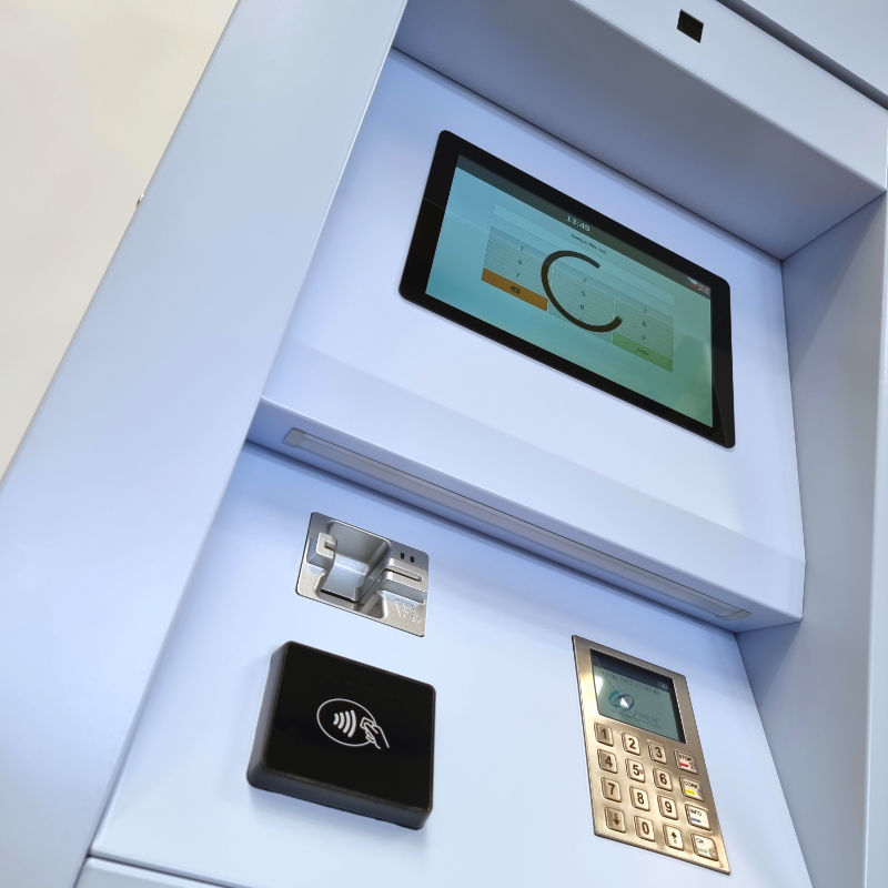 ALFA 3, Terminaleinheit des parcel-locker-Systems mit Touchscreen und Zahlungsterminal.