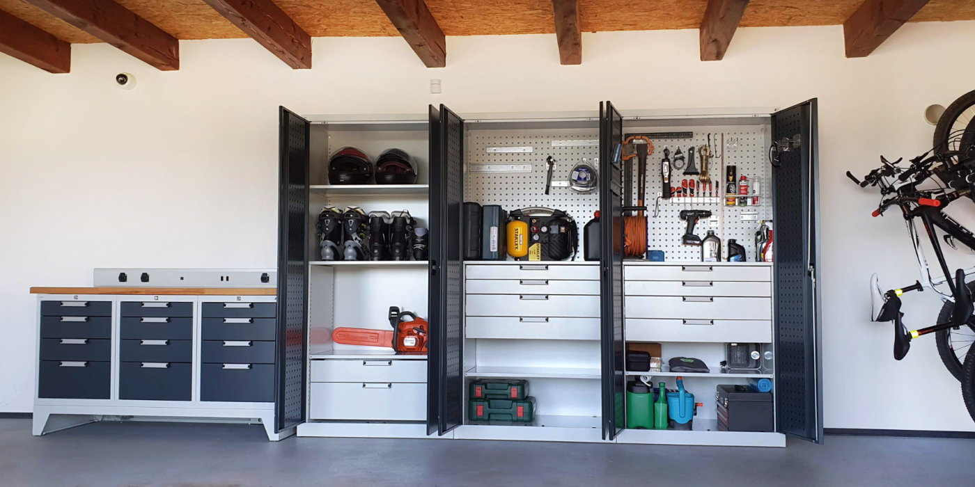 ALFA3, universelle Schränke, die in der Garage zur Aufbewahrung von Skischuhen, Motorradhelmen und Werkzeugen platziert sind