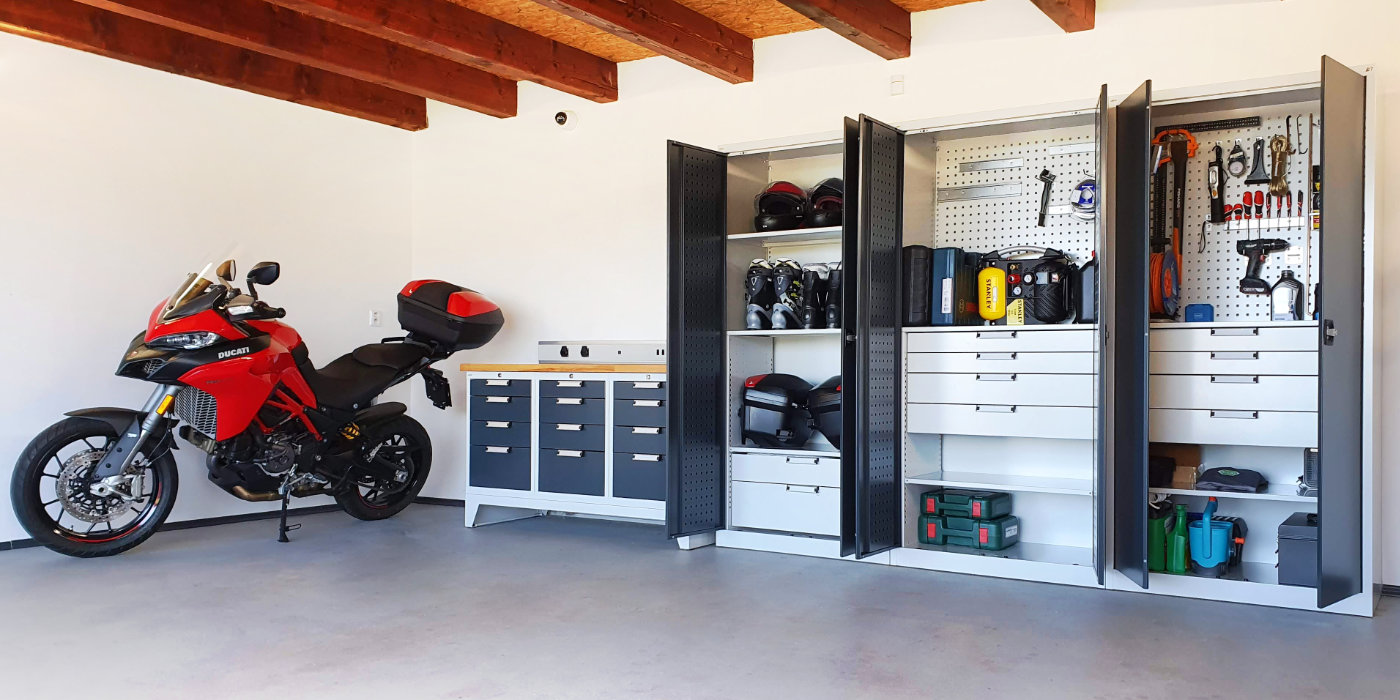 ALFA 3 – Ausstattung der Garage mit dem Werkstattmöbel ALFA3 UNI und der ALPEDE-Werkbank
