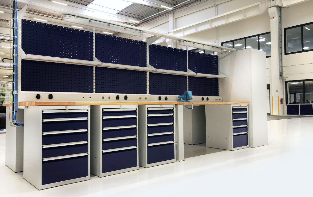 Werkbänke der Modellreihe PROFI mit den Schubladencontainer, Energiekanälen und Aufbauten 