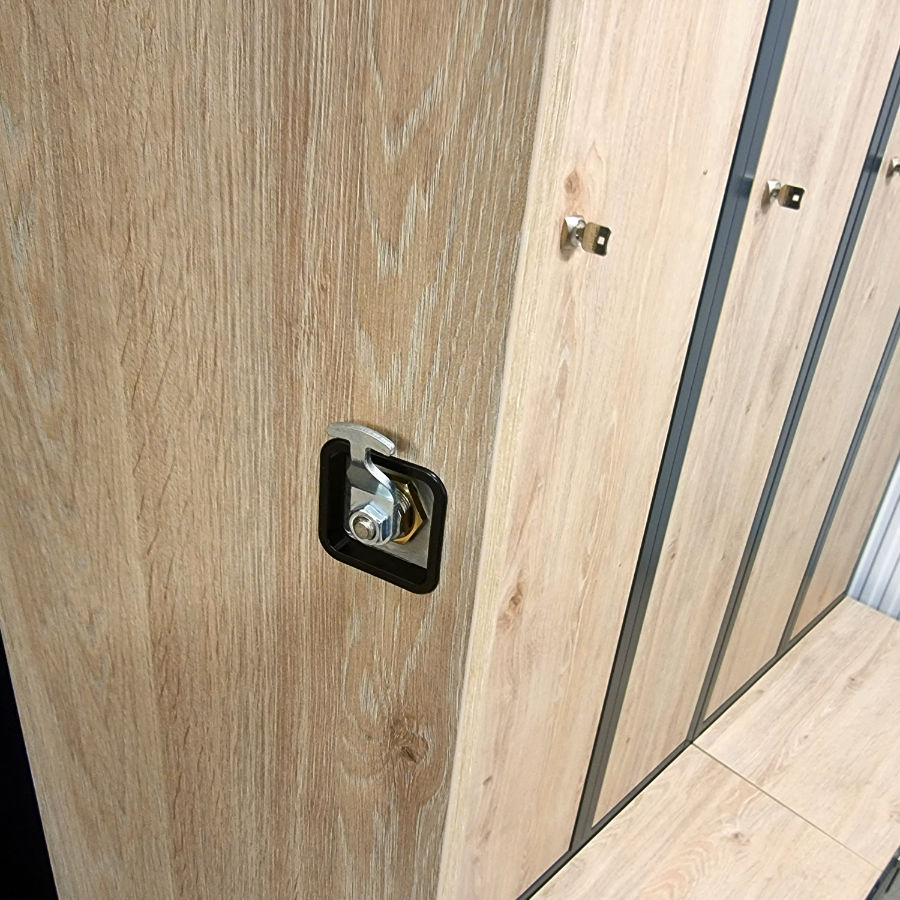 Tür des Metallspindes und die Sitzflächen im Holzdekor Eiche – Davos