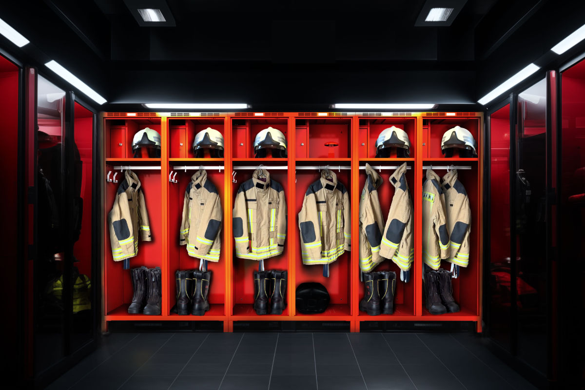 Breitere Version der Feuerwehrschränke. Die Box für persönliche Gegenstände hat minimale Abmessungen, sie enthält kein Einsteckloch. Breitere Version der Feuerwehrschränke. Die Box für persönliche Gegenstände hat minimale Abmessungen, sie enthält kein Einsteckloch.