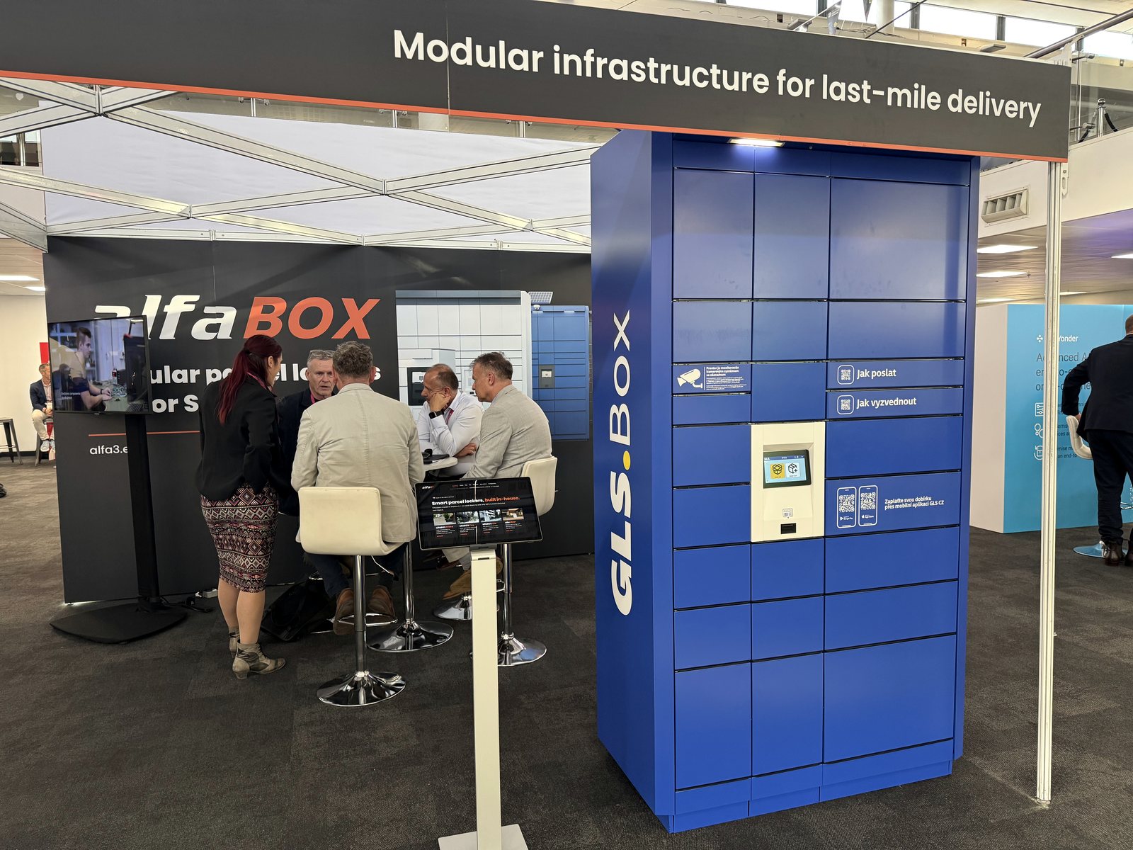 An unserem Stand präsentierten wir die autonome Paketstation der FLEX-Reihe, die für einen flexiblen Einsatz in modernen Zustellnetzen konzipiert wurde. An unserem Stand präsentierten wir die autonome Paketstation der FLEX-Reihe, die für einen flexiblen Einsatz in modernen Zustellnetzen konzipiert wurde.
