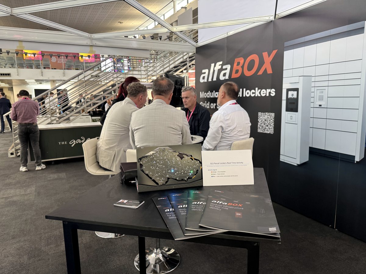 Geschäftsgespräche am Stand von ALFA 3, an dem wir unsere Lösungen für die automatisierte Paketzustellung präsentierten. Geschäftsgespräche am Stand von ALFA 3, an dem wir unsere Lösungen für die automatisierte Paketzustellung präsentierten.