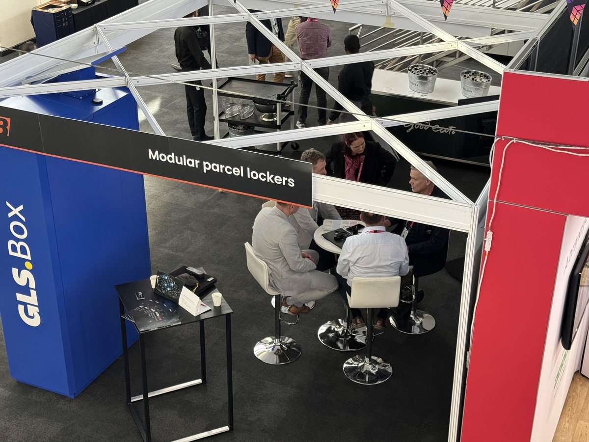 Blick von oben auf den Messestand von ALFA 3 mit unseren modularen Paketstationen. Blick von oben auf den Messestand von ALFA 3 mit unseren modularen Paketstationen.