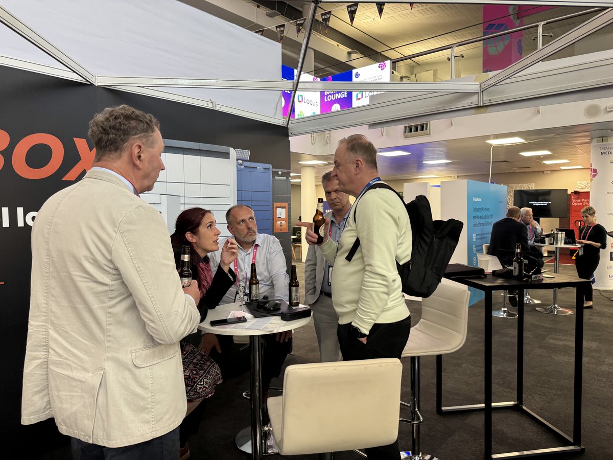 Ein informelles Treffen mit Konferenzbesuchern und Gespräche über Technologien für die letzte Meile. Ein informelles Treffen mit Konferenzbesuchern und Gespräche über Technologien für die letzte Meile.
