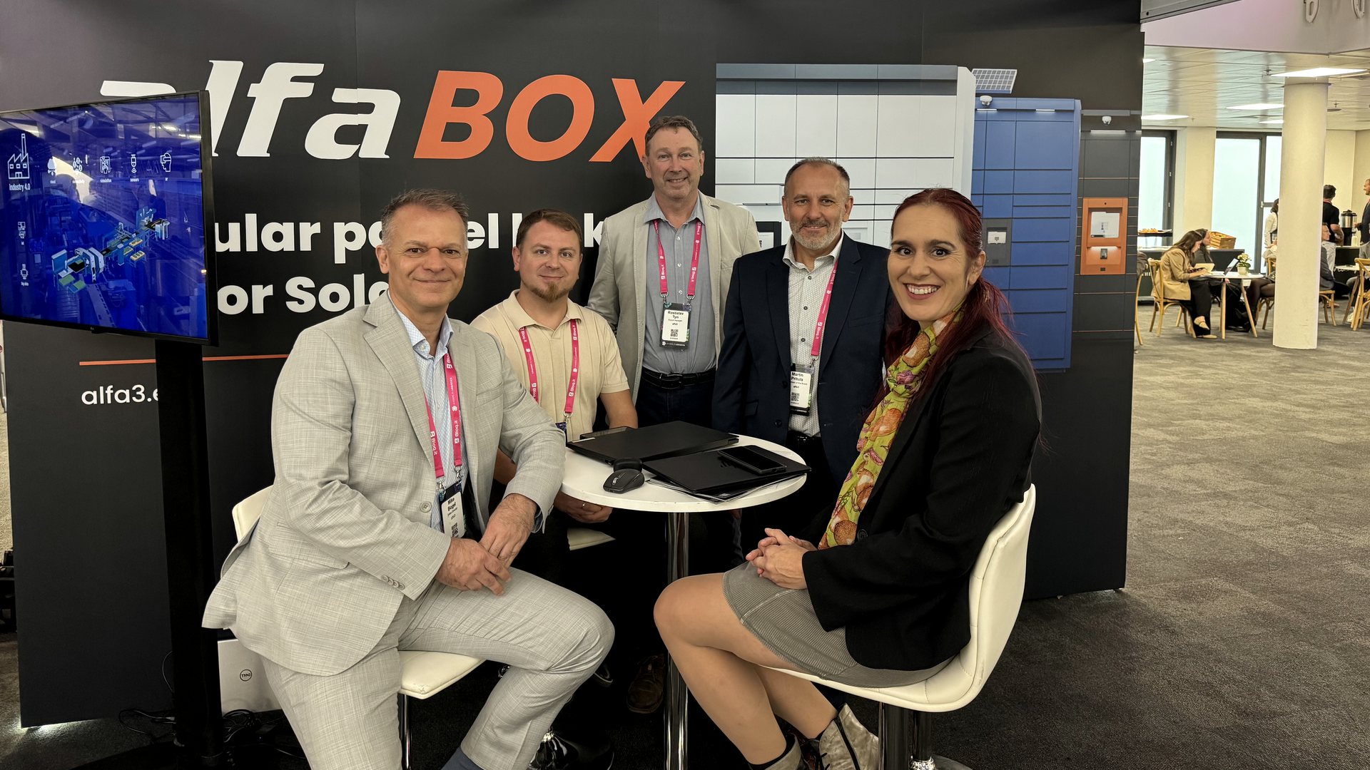 Das fünfköpfige Team von ALFA 3 am Messestand Nr. 20 während der Konferenz Leaders in Logistics Autumn 2026 in London. Das fünfköpfige Team von ALFA 3 am Messestand Nr. 20 während der Konferenz Leaders in Logistics Autumn 2026 in London.