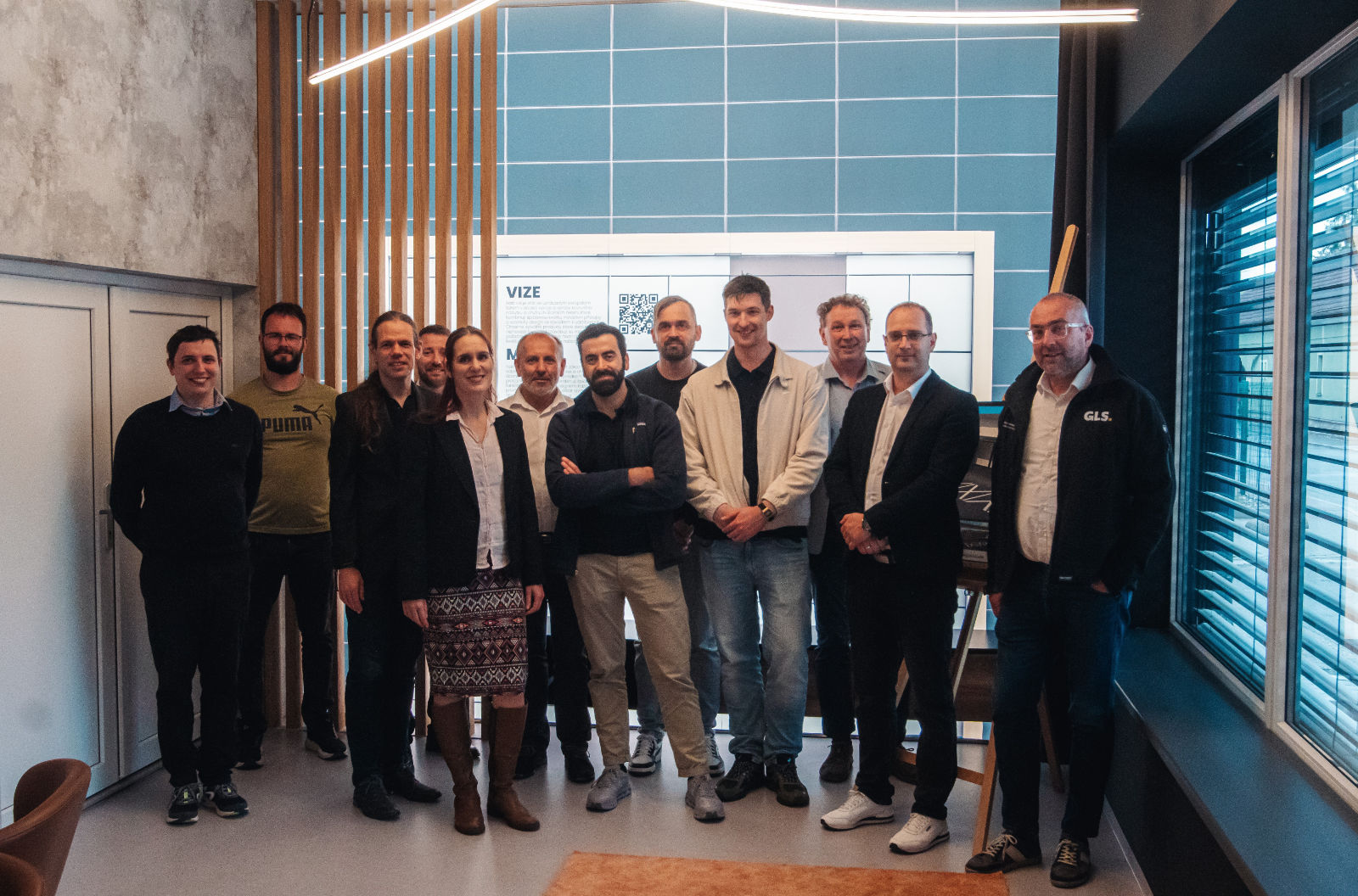 Gruppenfoto der Teams von GLS Group, ALFA 3 und EGM während des Besuchs des Produktionswerk ALFA 3 in Luže, Tschechien Gruppenfoto der Teams von GLS Group, ALFA 3 und EGM während des Besuchs des Produktionswerk ALFA 3 in Luže, Tschechien