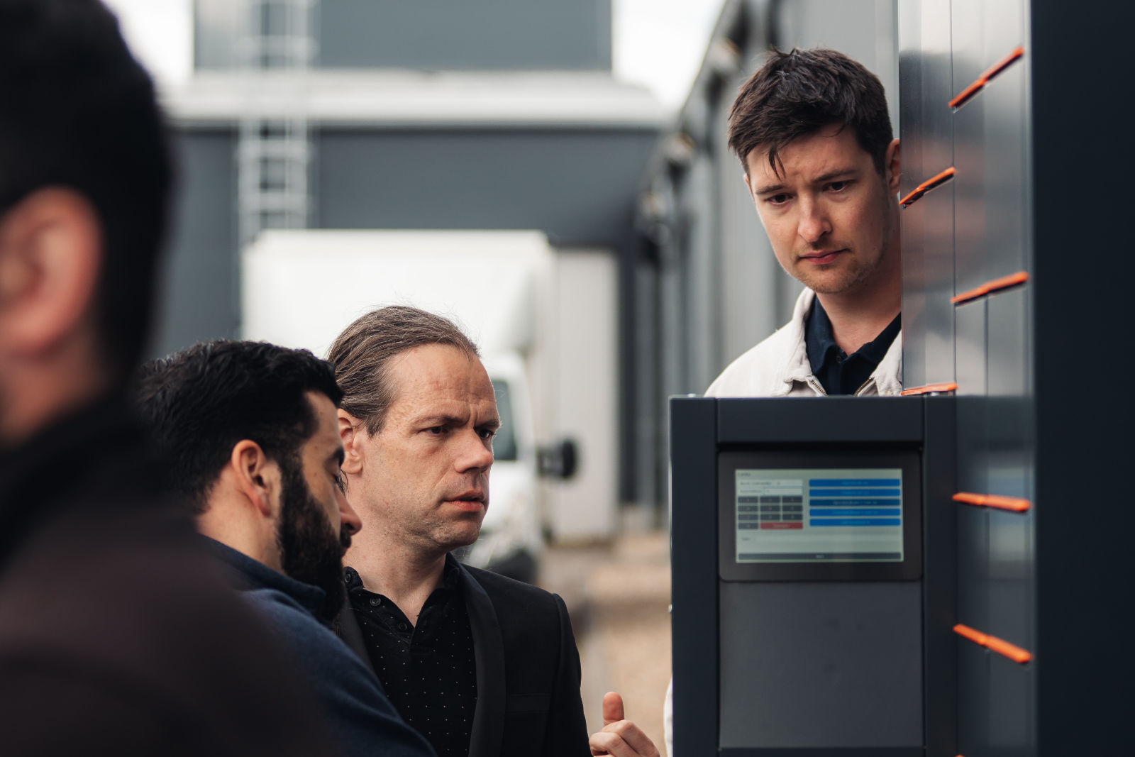 Praktische Vorführung der intelligenten Paketautomaten von ALFA 3 während des Besuchs der GLS Group in der Produktionsstätte in Luže, Tschechien. Praktische Vorführung der intelligenten Paketautomaten von ALFA 3 während des Besuchs der GLS Group in der Produktionsstätte in Luže, Tschechien.