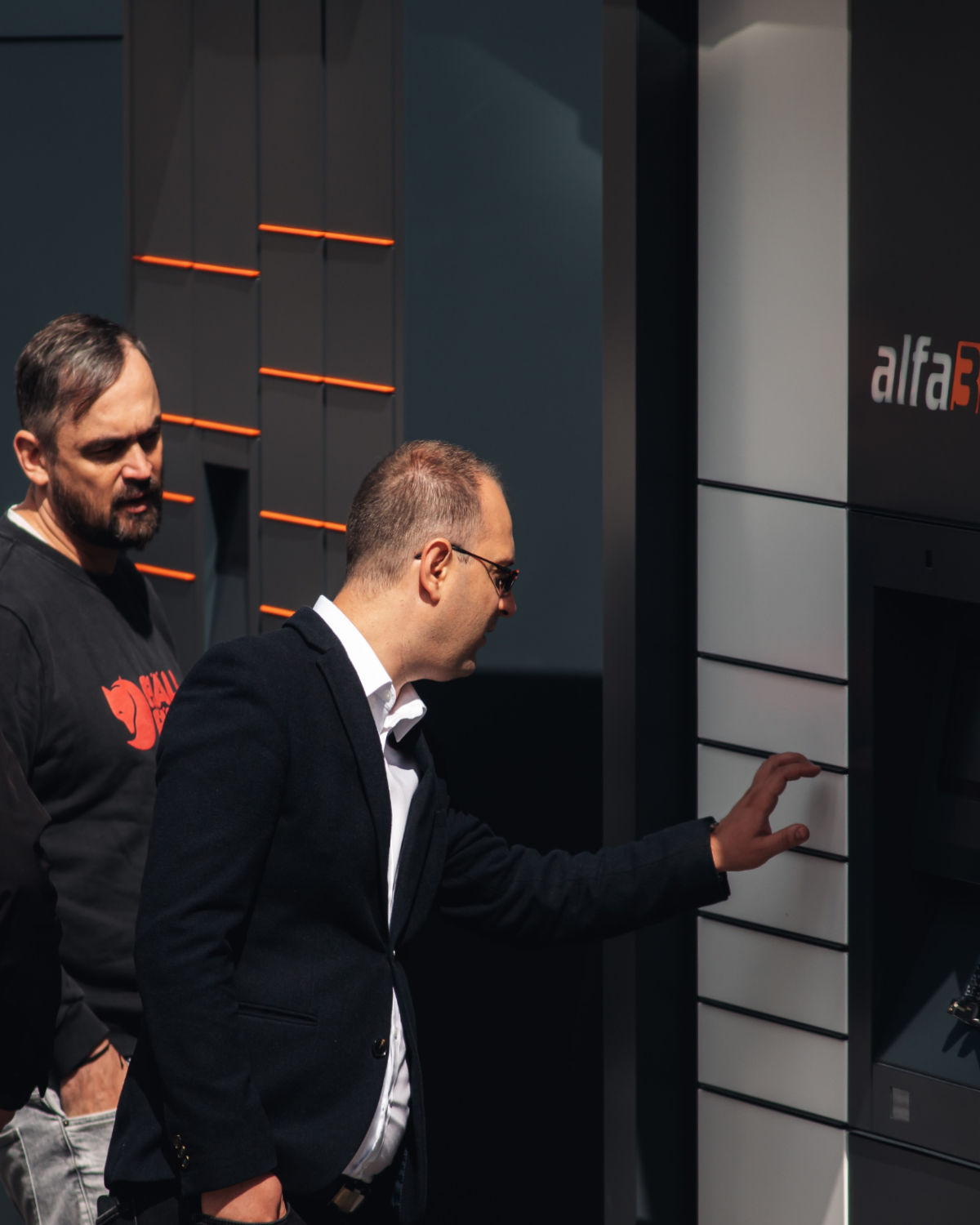 Praktische Vorführung der Bedienung und Konstruktion intelligenter Paketautomaten von ALFA 3 während des Besuchs der GLS Group. Praktische Vorführung der Bedienung und Konstruktion intelligenter Paketautomaten von ALFA 3 während des Besuchs der GLS Group.