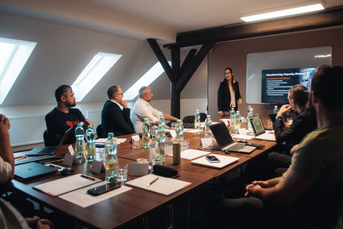 Präsentation der Paketautomatenlösungen von ALFA 3 sowie Diskussion über Logistikinfrastruktur, Software und betriebliche Anforderungen. Präsentation der Paketautomatenlösungen von ALFA 3 sowie Diskussion über Logistikinfrastruktur, Software und betriebliche Anforderungen.