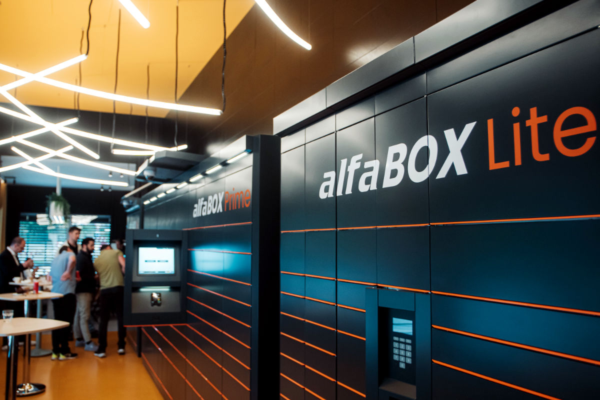 Paketautomatenlösung alfaBOX Lite im Showroom ALFA 3 in Luže, Tschechien. Paketautomatenlösung alfaBOX Lite im Showroom ALFA 3 in Luže, Tschechien.