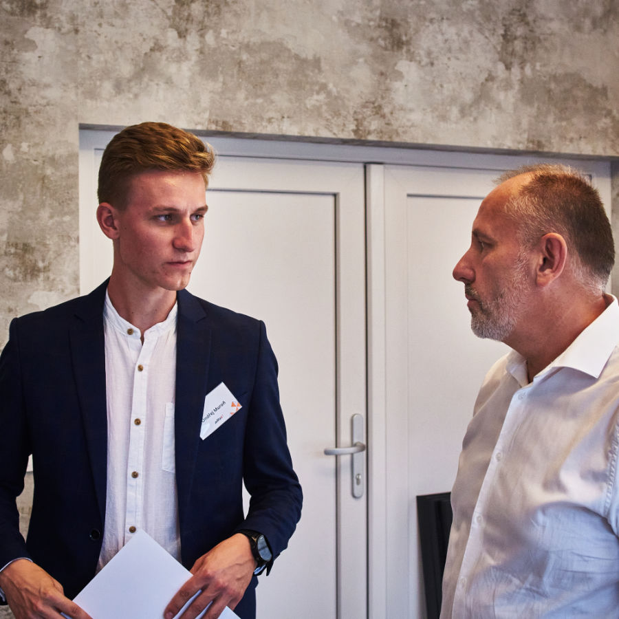 Ondřej Muroň, der Gewinner, im Gespräch mit dem Geschäftsführer des Unternehmens, Martin Pritula.