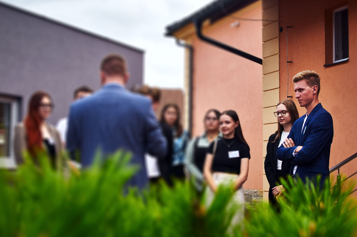 Durch die Produktionsräume führte sie der Vertriebsleiter Jiří Zelený, jun.