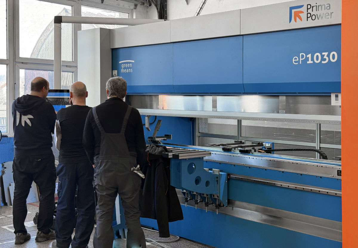 Installation der Presse in unseren Produktionsräumen