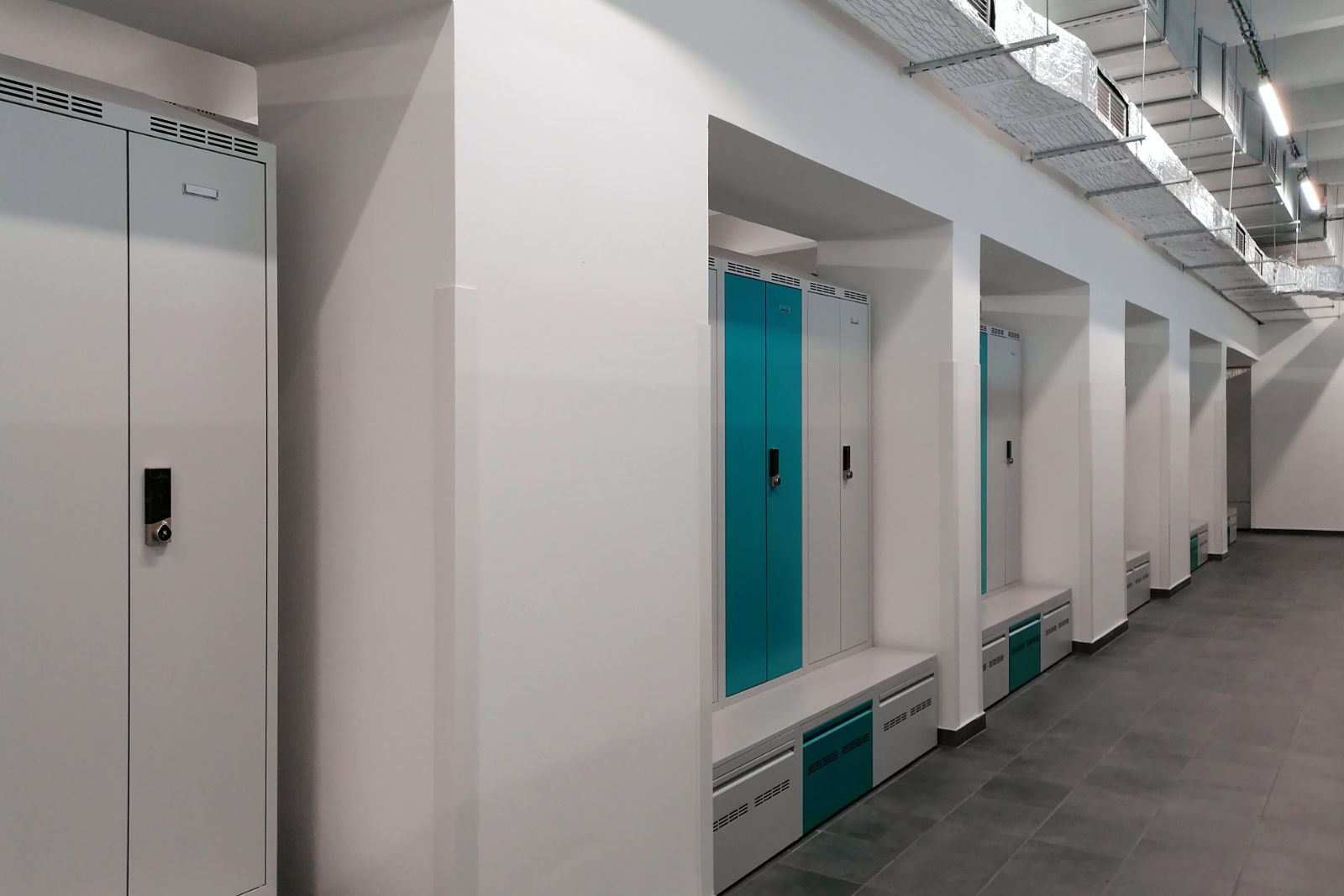 Spinde mit Online-Schlössern mit Batteriebetrieb.