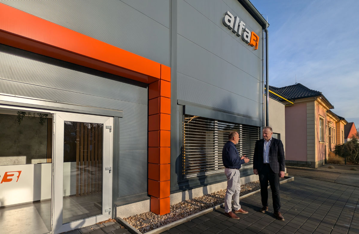 Der Geschäftsführer des Unternehmens, Martin Pritula, begrüßt den Gast.