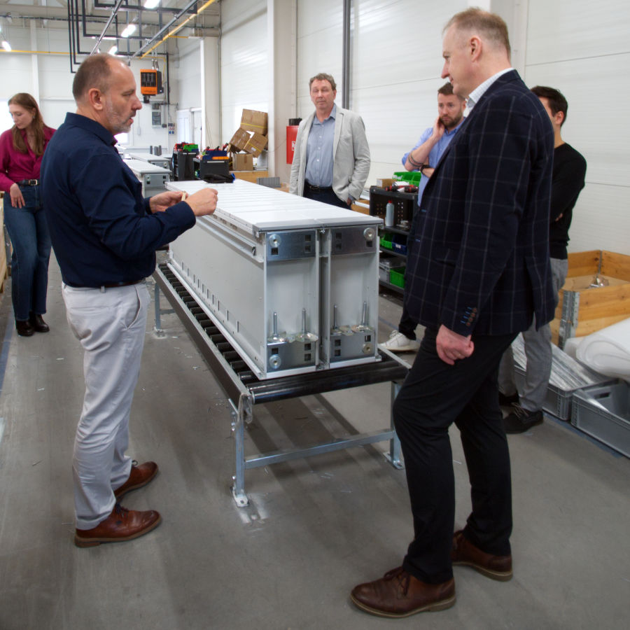 Der Gast machte sich mit der Herstellung und Montage von Paketboxen vertraut.