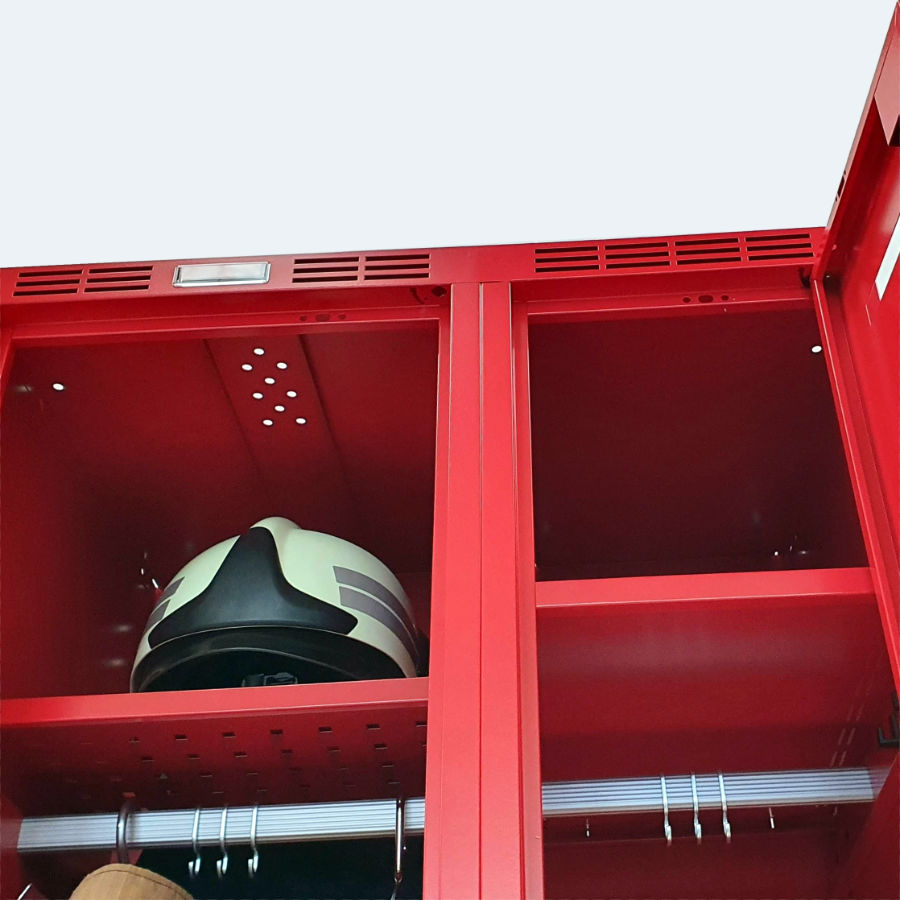 Garderobe für Feuerwehrleute, Blick auf den Bereich für Einsatzkleidung und den Bereich für die Aufbewahrung von persönlichen Gegenständen