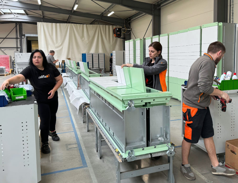 Rundgang durch die Produktion der Alfa 3: Montage der GLS Paketstationen