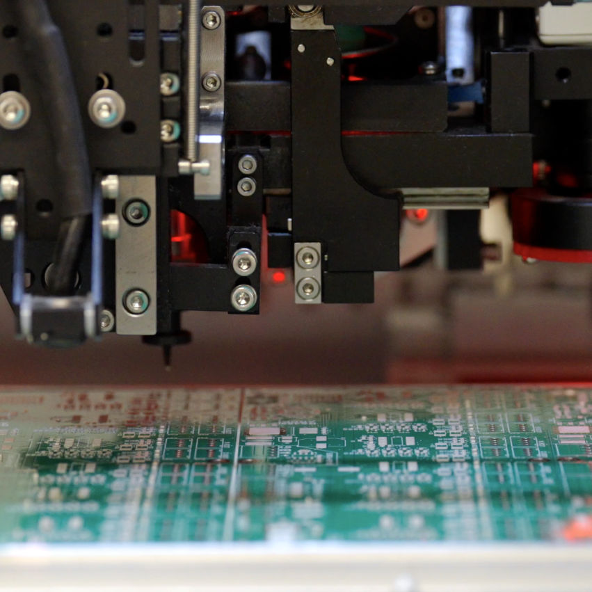 Die Hardwareproduktion erfolgt intern unter kontrollierten Bedingungen Die Hardwareproduktion erfolgt intern unter kontrollierten Bedingungen