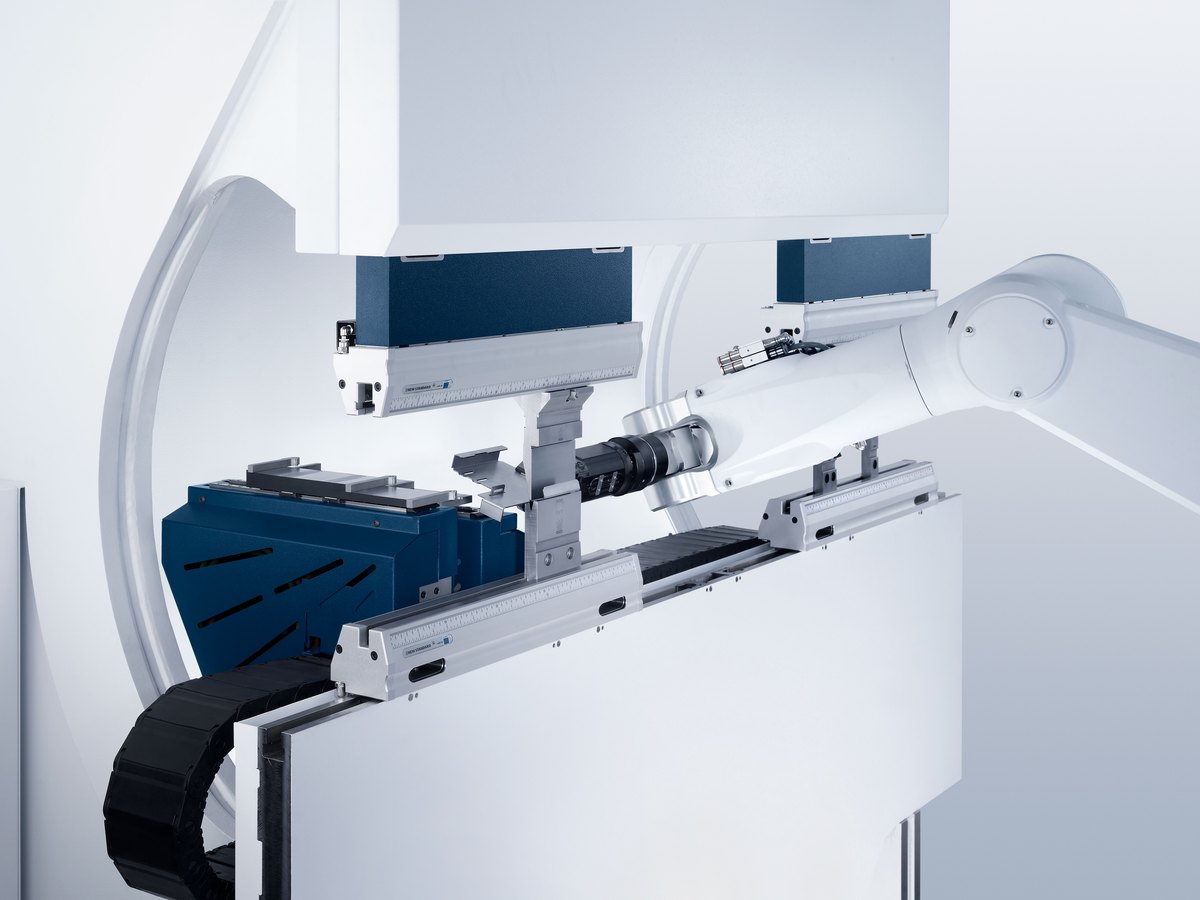 BendMaster-Robotersystem für das automatisierte Biegen von Blech. BendMaster-Robotersystem für das automatisierte Biegen von Blech.