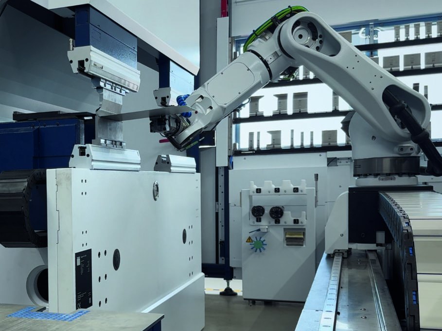 Roboter-Biegezelle TRUMPF TruBend Cell 7000. Roboter-Biegezelle TRUMPF TruBend Cell 7000.