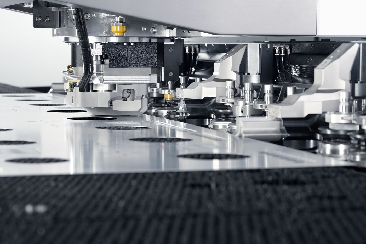 Automatisiertes Stanzen von Blech mit der TRUMPF TruPunch 5000. Automatisiertes Stanzen von Blech mit der TRUMPF TruPunch 5000.