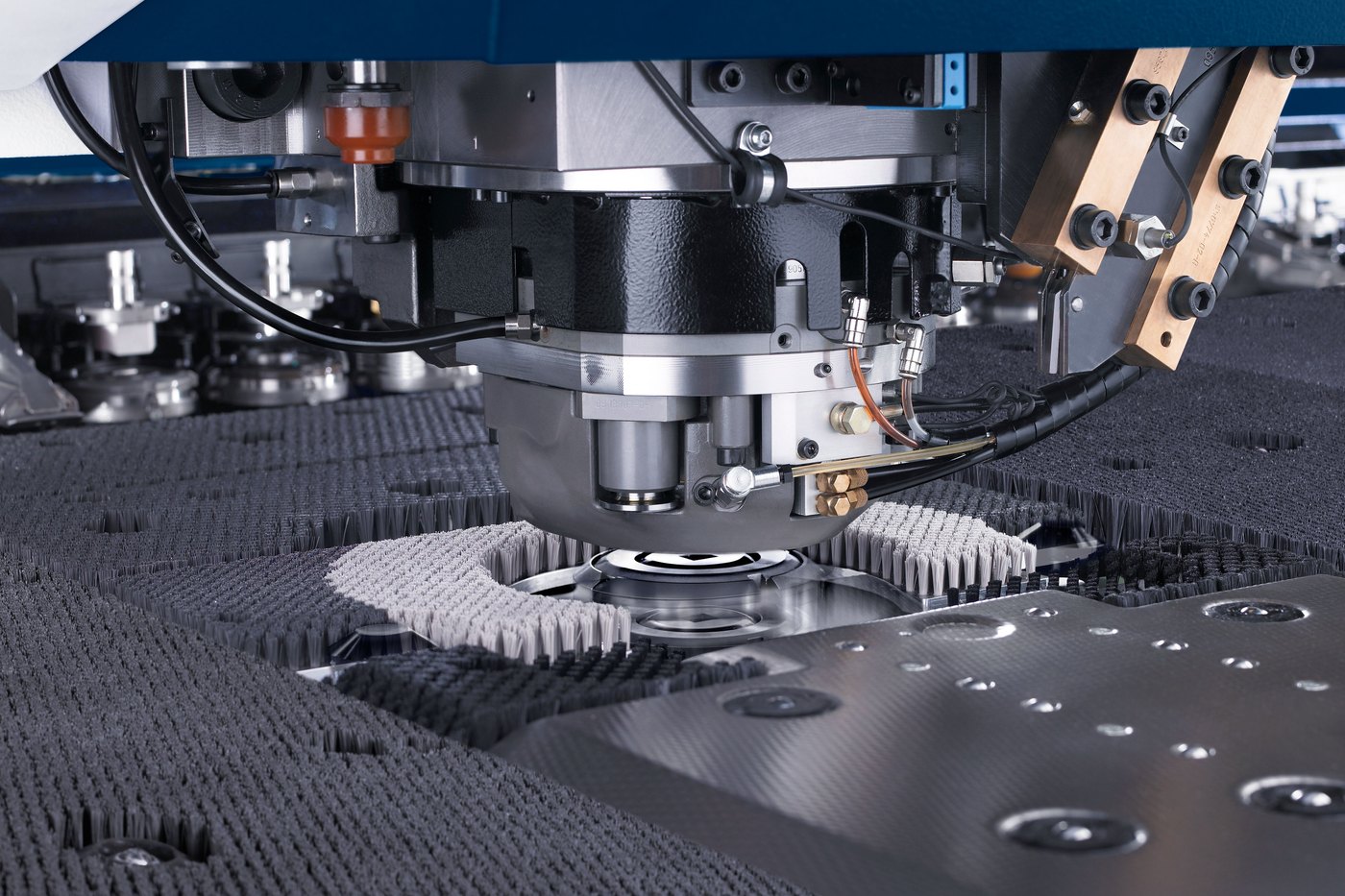 Detail der automatisierten Blechbearbeitung mit der TRUMPF TruPunch 5000. Detail der automatisierten Blechbearbeitung mit der TRUMPF TruPunch 5000.