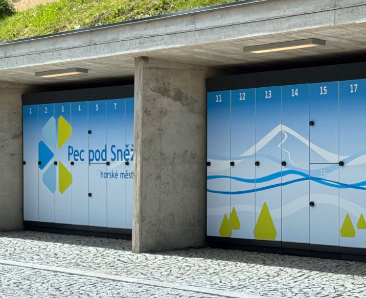 Moderne Selbstbedienungsboxen in alpiner Umgebung