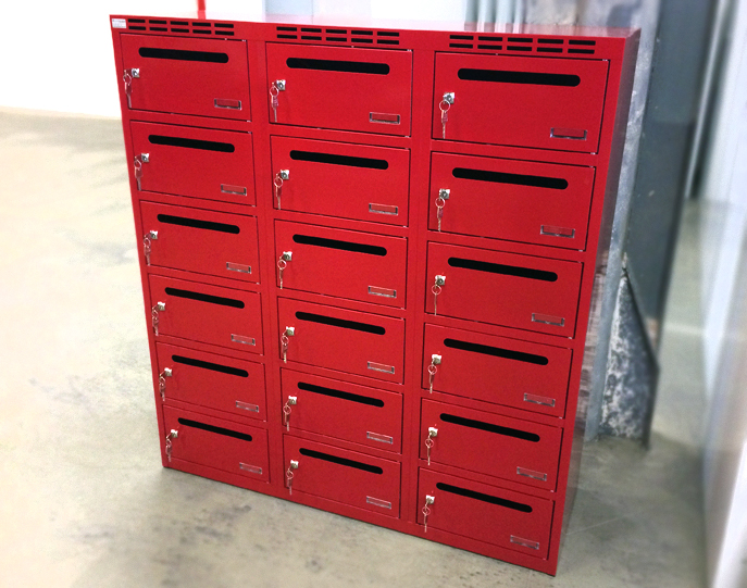 Wandschrank mit Postfächern