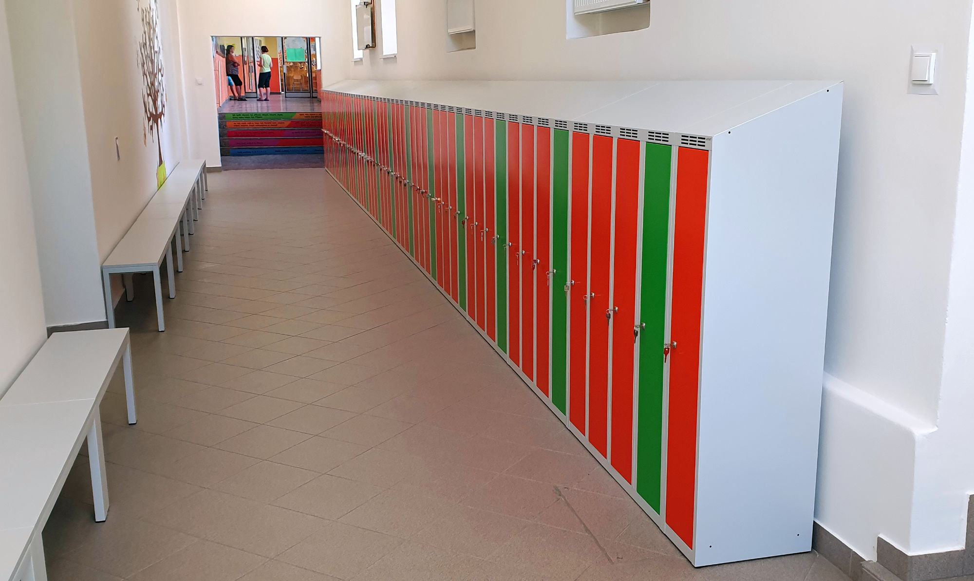 Ausstattung von Schul-Umkleideräume in ZŠ Chrast